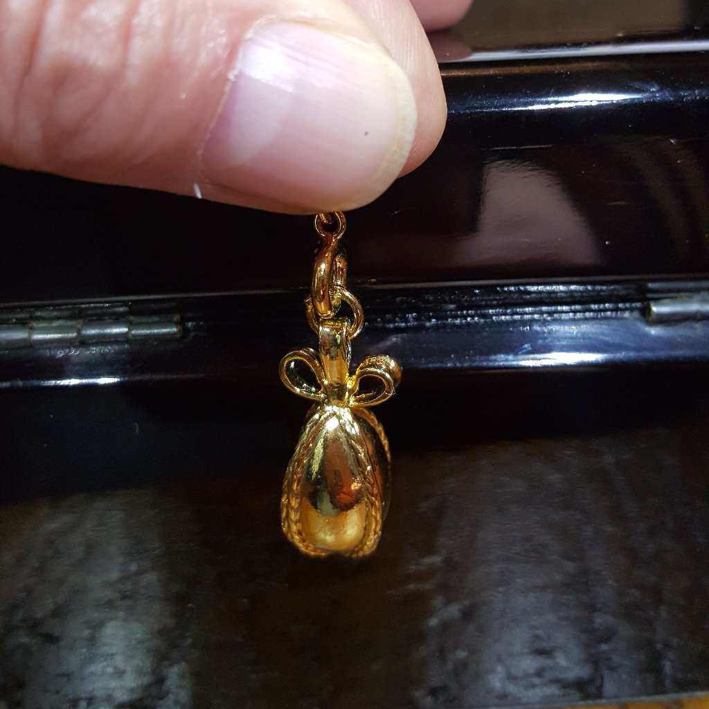 Joan Rivers Fabrege Egg Charm Gold Bow 28$
